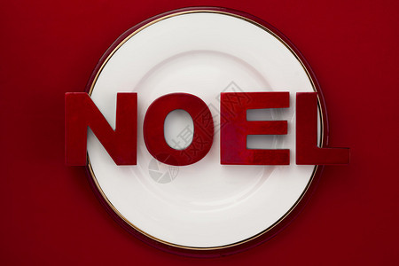带有单词noel红色背景的白色盘子的图像图片