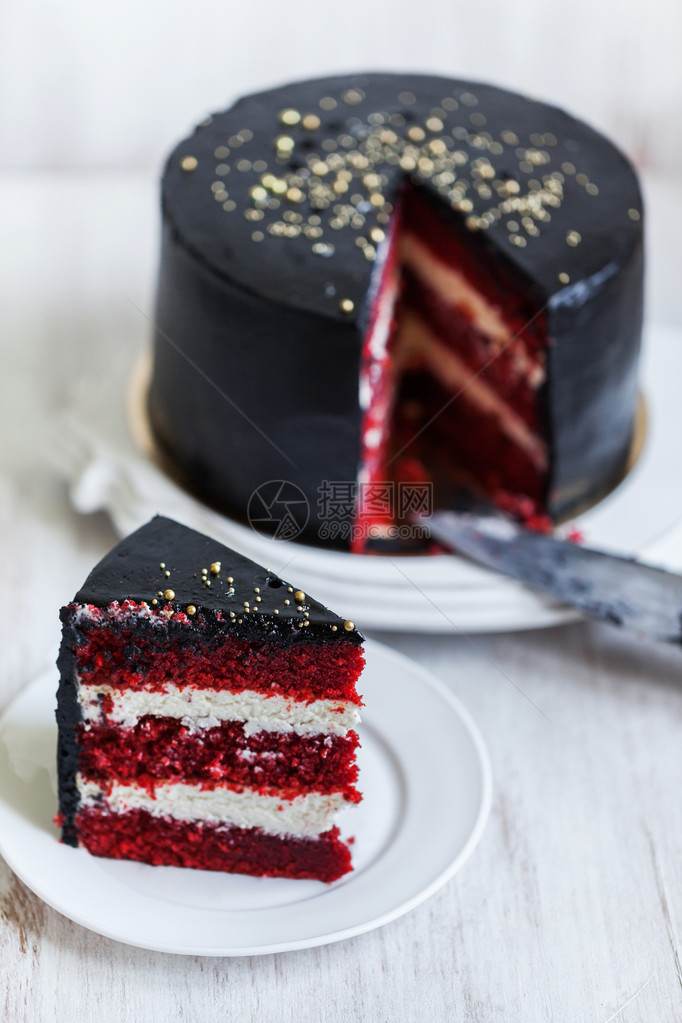 圆形黑蛋糕红白条纹夹心图片