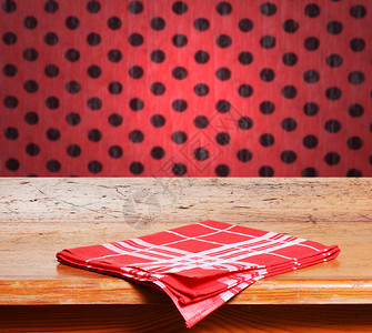 空木桌和带黑点的散焦红墙背景图片