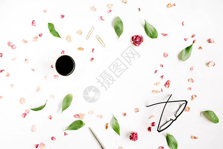 红玫瑰芽眼镜叶子白背景的咖啡企业家或美容博客家用办公室桌式工作空间图片