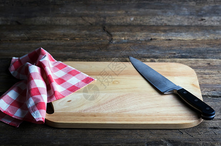 用一把尖利的刀和餐巾纸图片