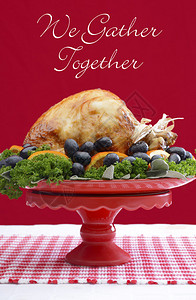 红色和白色主题感恩节餐桌设置与烤火鸡在大盘子中心图片