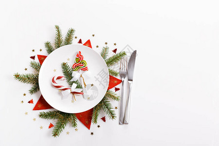 优雅的圣诞餐桌布置设计从顶视图上方捕捉图片