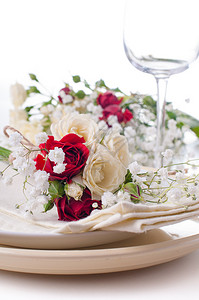 以亮色玫瑰和白色背景的古典陶器安排节日图片