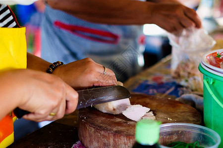 女摊贩切猪肉做饭图片