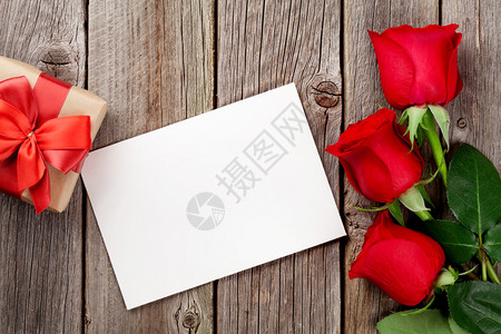 新红玫瑰贺卡和礼品盒图片