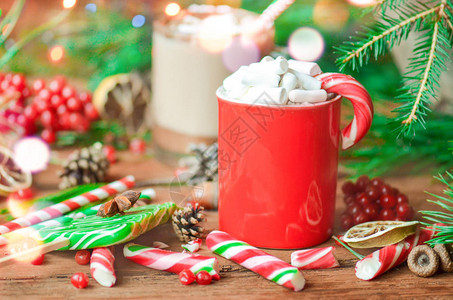 圣诞热巧克力加糖果热可棒糖巧克力加奶油红色图片