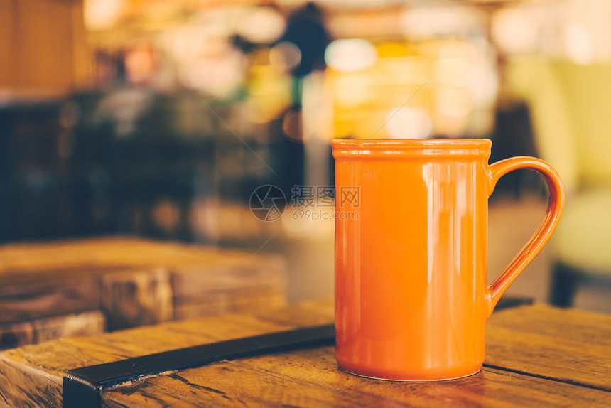 咖啡店木制桌上的红咖啡杯传统效果图片