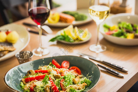 木桌背景上红酒和白酒的美味新鲜海菜图片