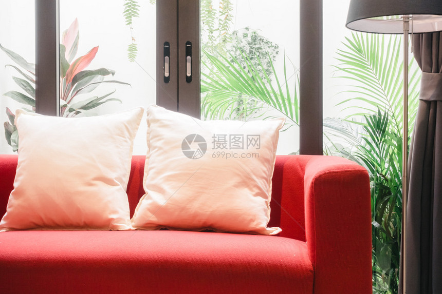 红沙发在室内客厅内装有枕头和灯装饰图片