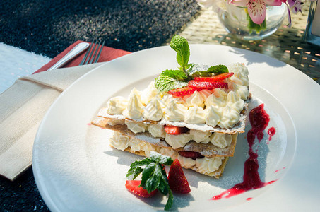 夏季餐厅场地供餐桌边的法国甜点图片