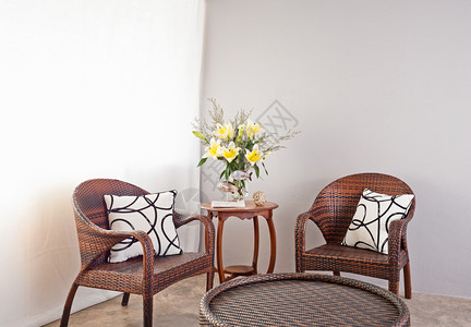棕色藤椅和桌子和鲜花图片
