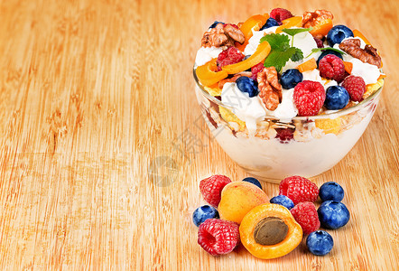 酸奶和新鲜浆果的甜点膳食早餐图片