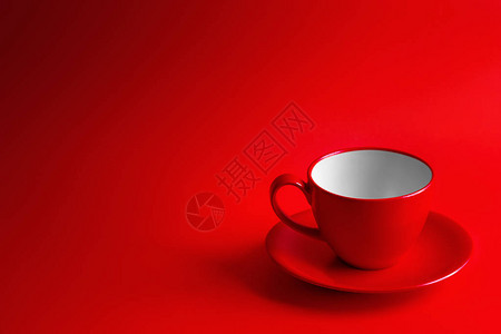 红色背景上的红色咖啡杯图片