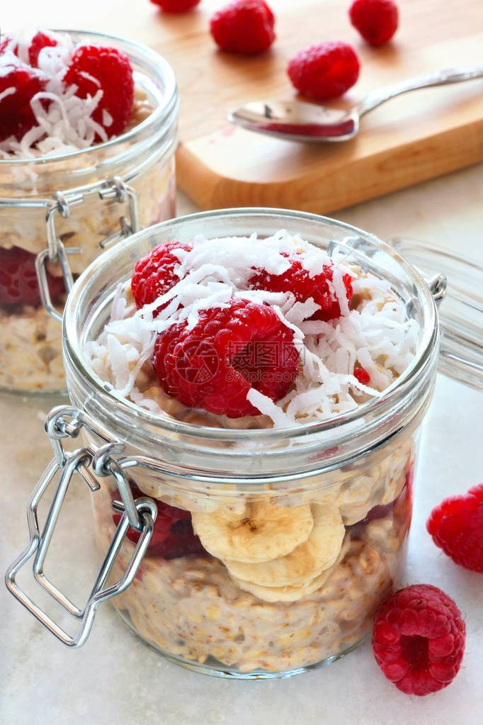 健康早餐冷冻燕麦配有新鲜草莓和玻璃图片