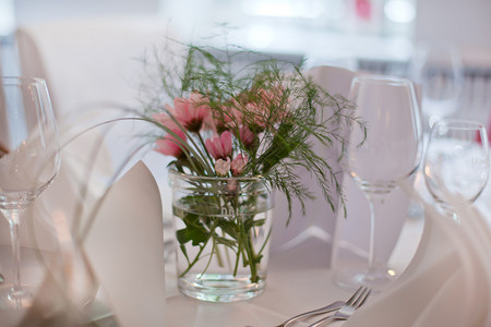 用一束嫩花举行婚礼的餐桌布置图片