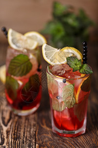 两杯红莓莫吉托鸡尾酒图片