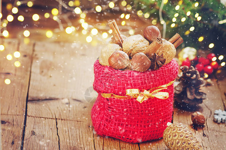节日圣诞坚果和木图片