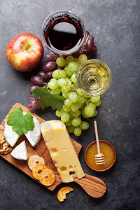 红酒白酒葡萄奶酪和蜂图片