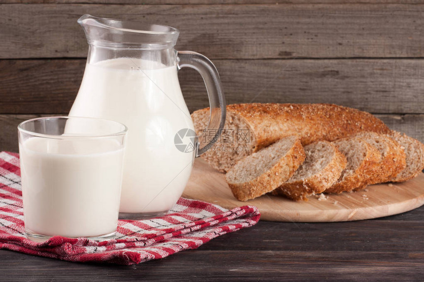 奶汁和木本底的面包图片