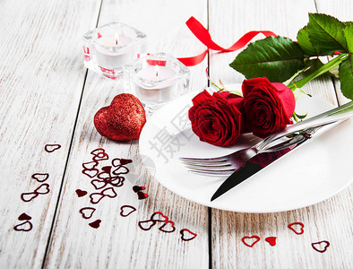 用红玫瑰和心形布置的浪漫餐桌图片