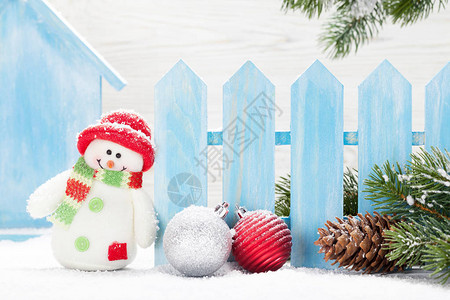 圣诞雪人玩具小玩意和冷杉树枝圣诞装饰图片