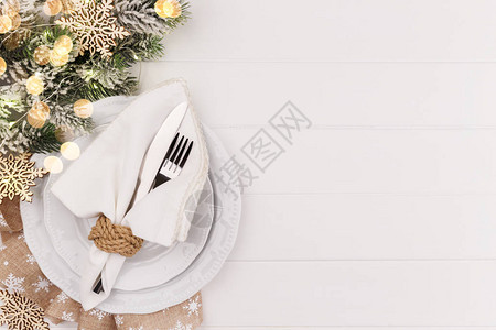 圣诞节或在白色木制桌卡或菜单模板上设置表格图片
