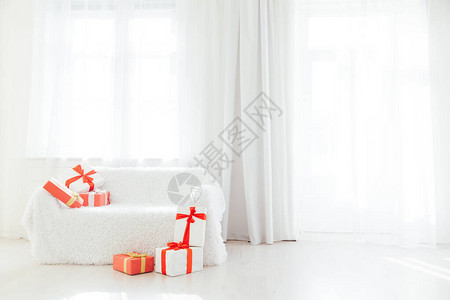 房间内部的沙发配有圣诞假期的红色礼物图片
