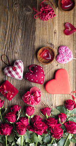 木桌上的红心和玫瑰图片