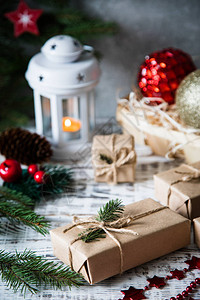 圣诞节背景圣诞作文圣诞礼物松果木制白色背景图片