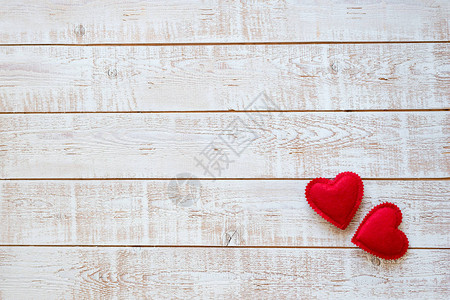 白木桌上有红心的情人节背景图片
