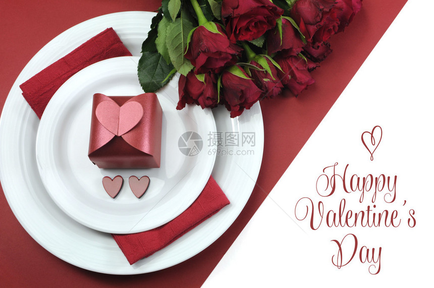 情人节快乐餐桌布置红心礼物图片