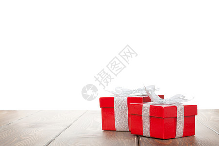 木制桌上两个礼品盒白背景与图片