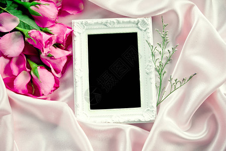上面有花束甜蜜粉红玫瑰花瓣图片