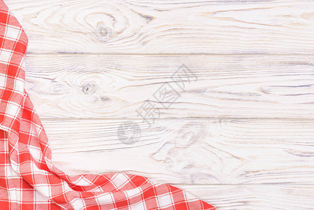 红毛巾放在木制厨房桌子上从上面看图片