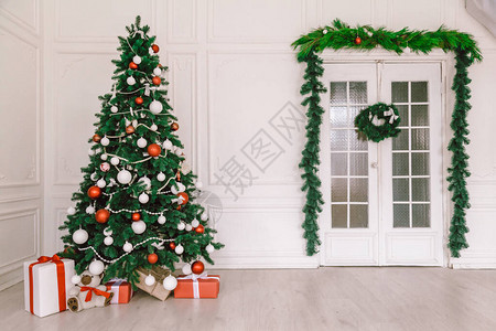 圣诞树和新年礼物圣图片