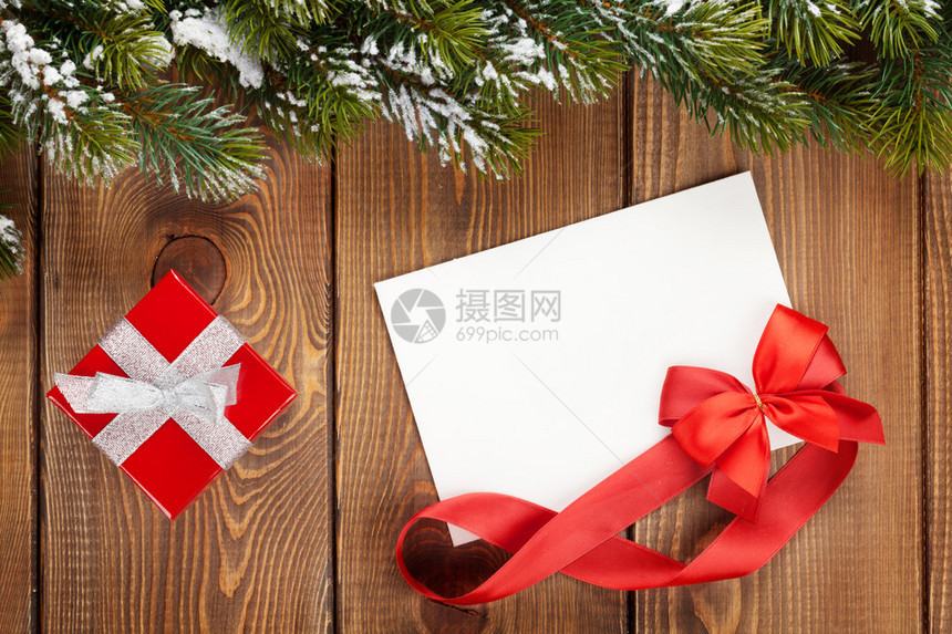 圣诞礼物盒和空白贺卡用雪花树代替木图片