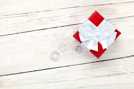 白木桌背景上带有礼品盒的情人夜背景图片