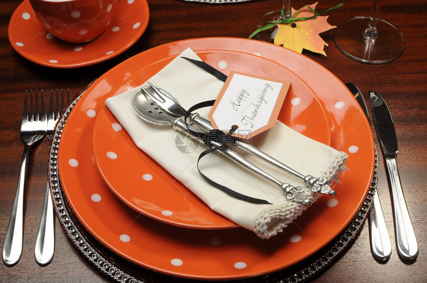 美丽的秋季主题感恩节晚餐桌位设置与感恩节快乐标签图片
