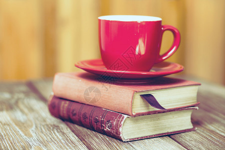 木桌上的书和咖啡杯图片