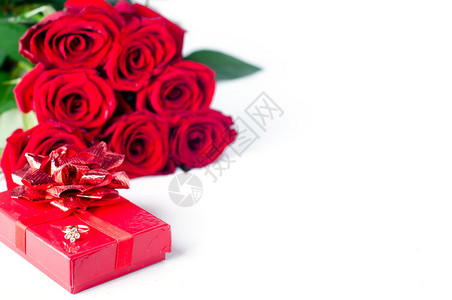 白色背景上的玫瑰花束和礼品盒图片