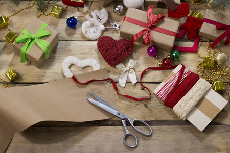 包装圣诞和新年礼物的过程纸剪图片