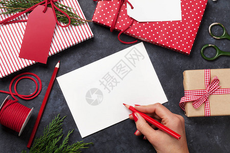 女手写圣诞节贺卡和礼品图片