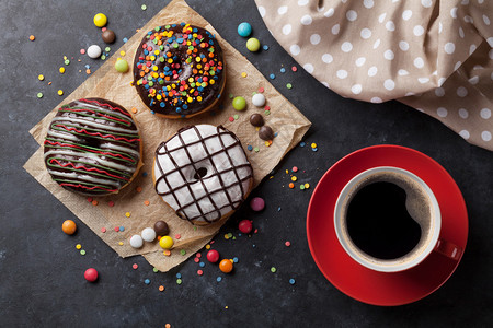 甜圈和咖啡在石桌上顶视图图片