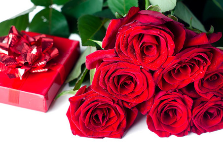 白色背景上的玫瑰花束和礼品盒图片