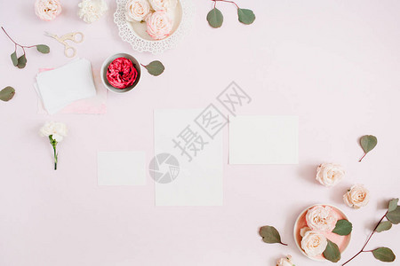婚礼请柬模板粉红色和红色玫瑰花蕾和淡粉色背景上的白色康乃馨图片