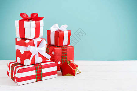 木桌上的圣诞礼物盒和礼物图片