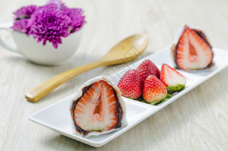 日本传统甜点草莓莫齐伊秋果戴福国或日本大米蛋糕图片