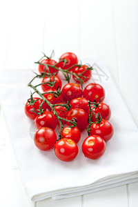 桌子上的新鲜西红柿图片