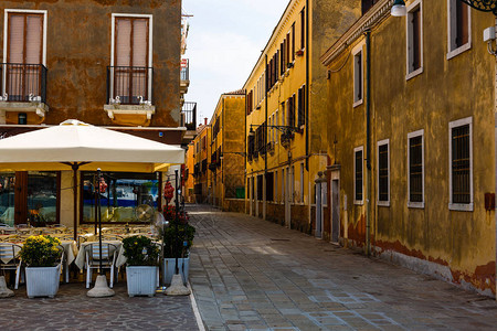 威尼斯街头咖啡馆在意大利一条狭窄的小街上图片